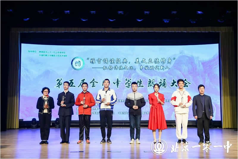 学生代表侯伟（右起第四位）接受颁奖.jpg