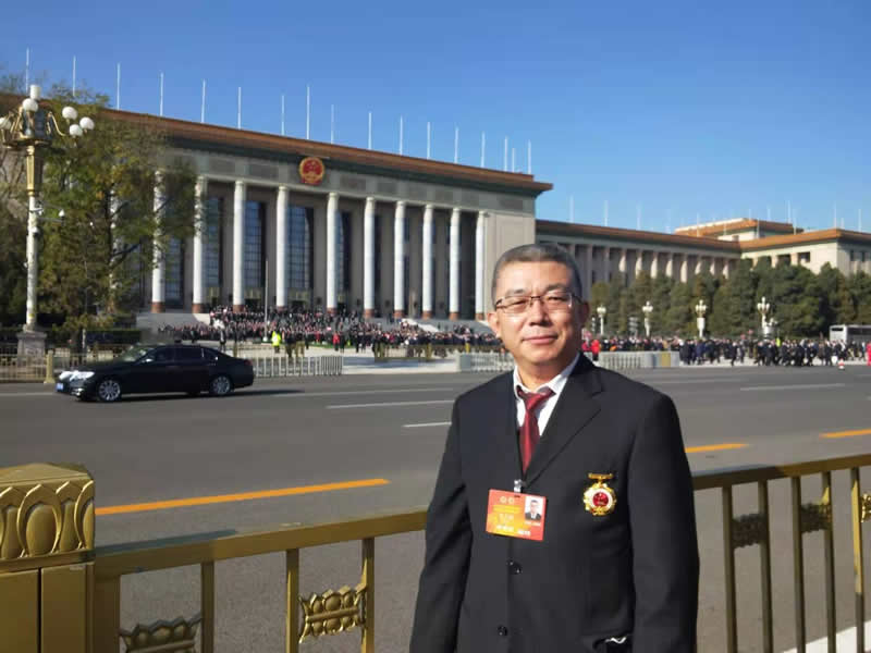 全国先进工作者尤立增老师载誉归来